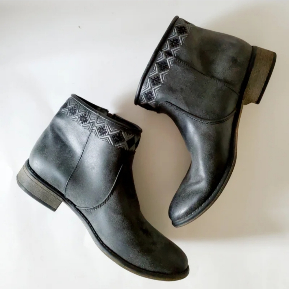 Roxy Bohemian Distressed Burnished Embroidered Tasseled Zipper Booties sz